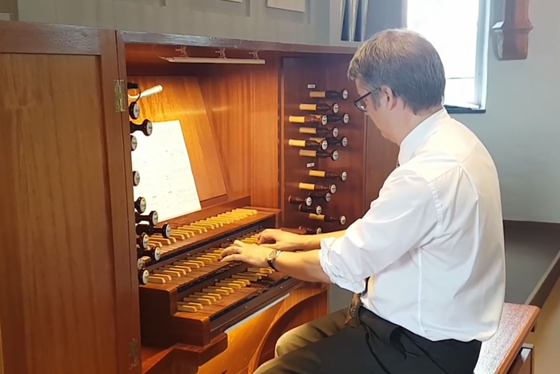 Man som spelar på en träorgel.