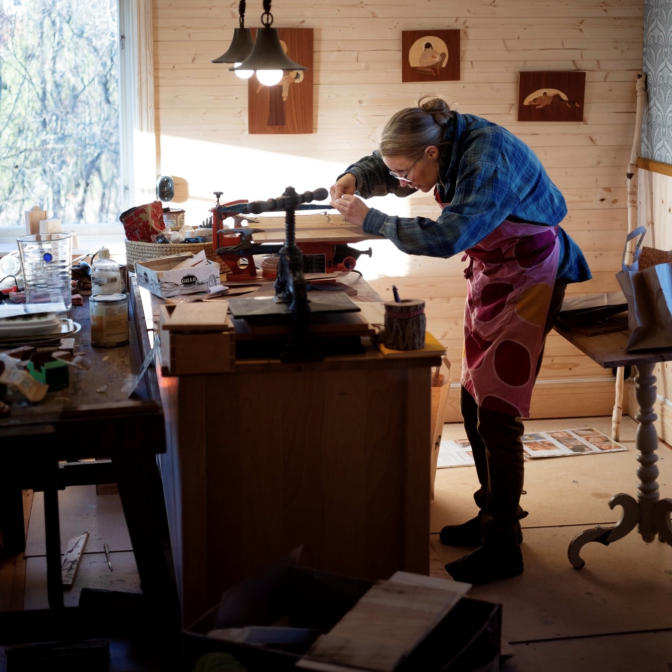 Åsa Ingårda i sin ateljé