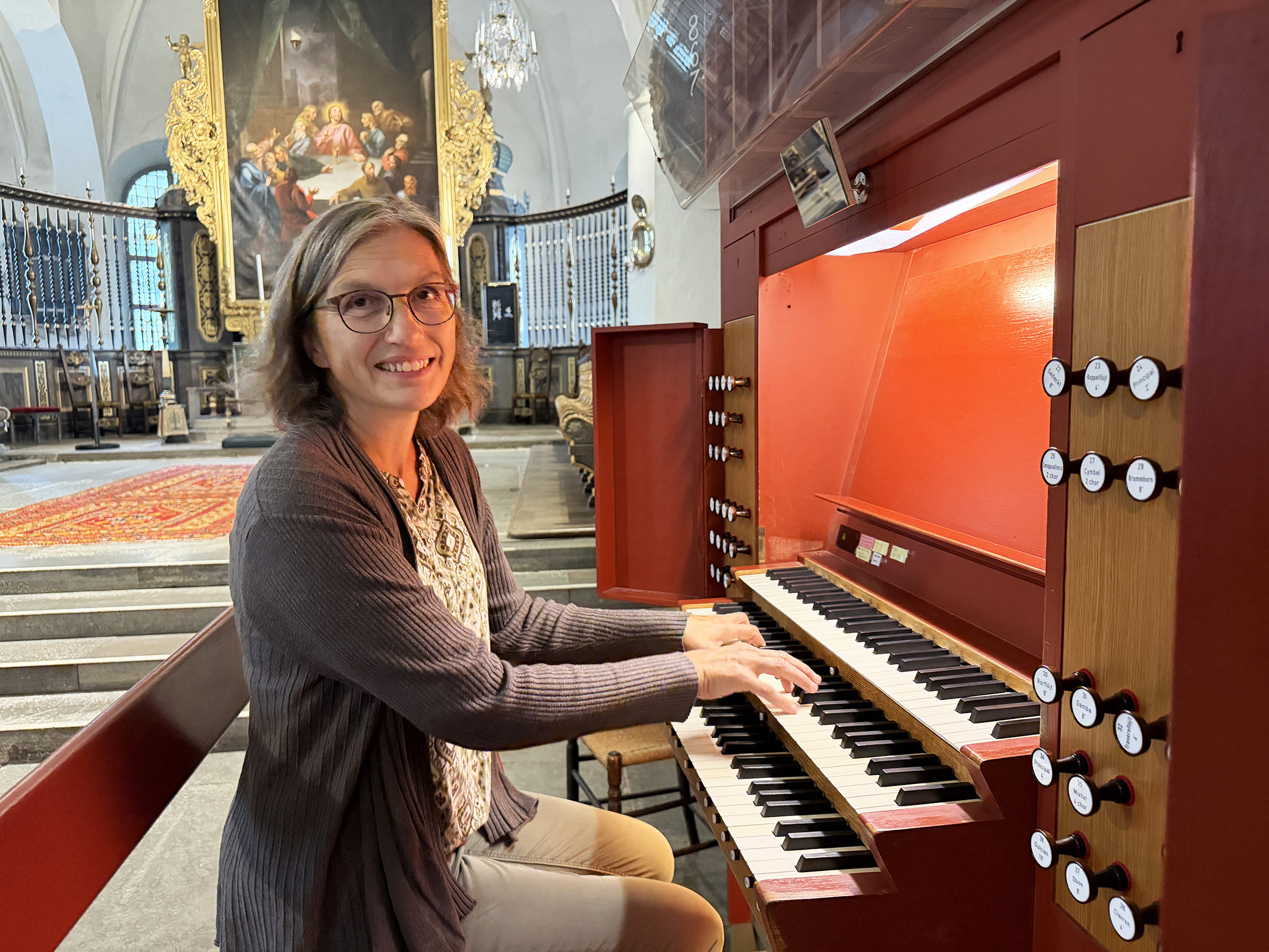 Organist Inger Dalene vid kyrkorgeln i S:t Nicolai kyrka