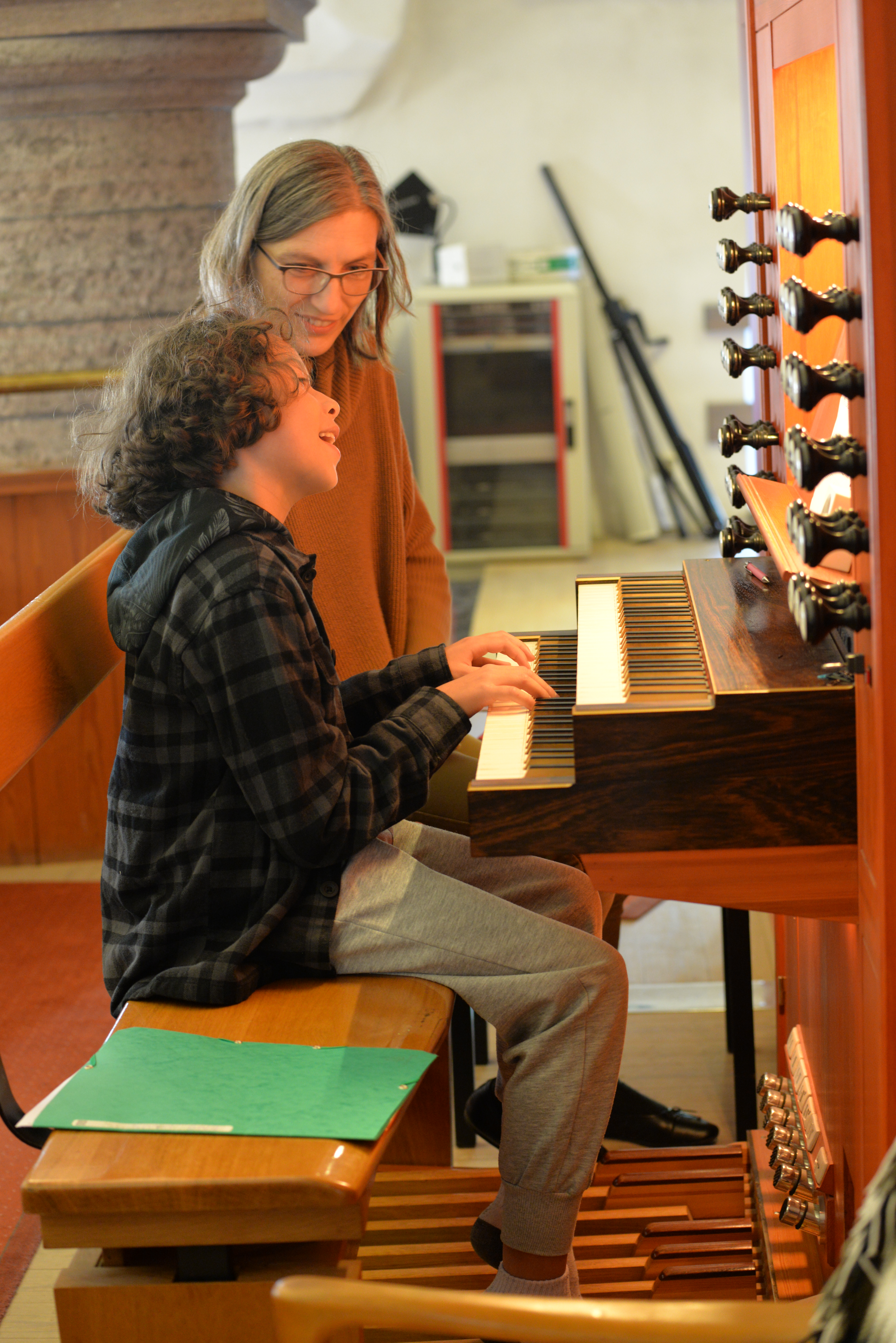 Pojke spelar orgel för organist Inger Dalene