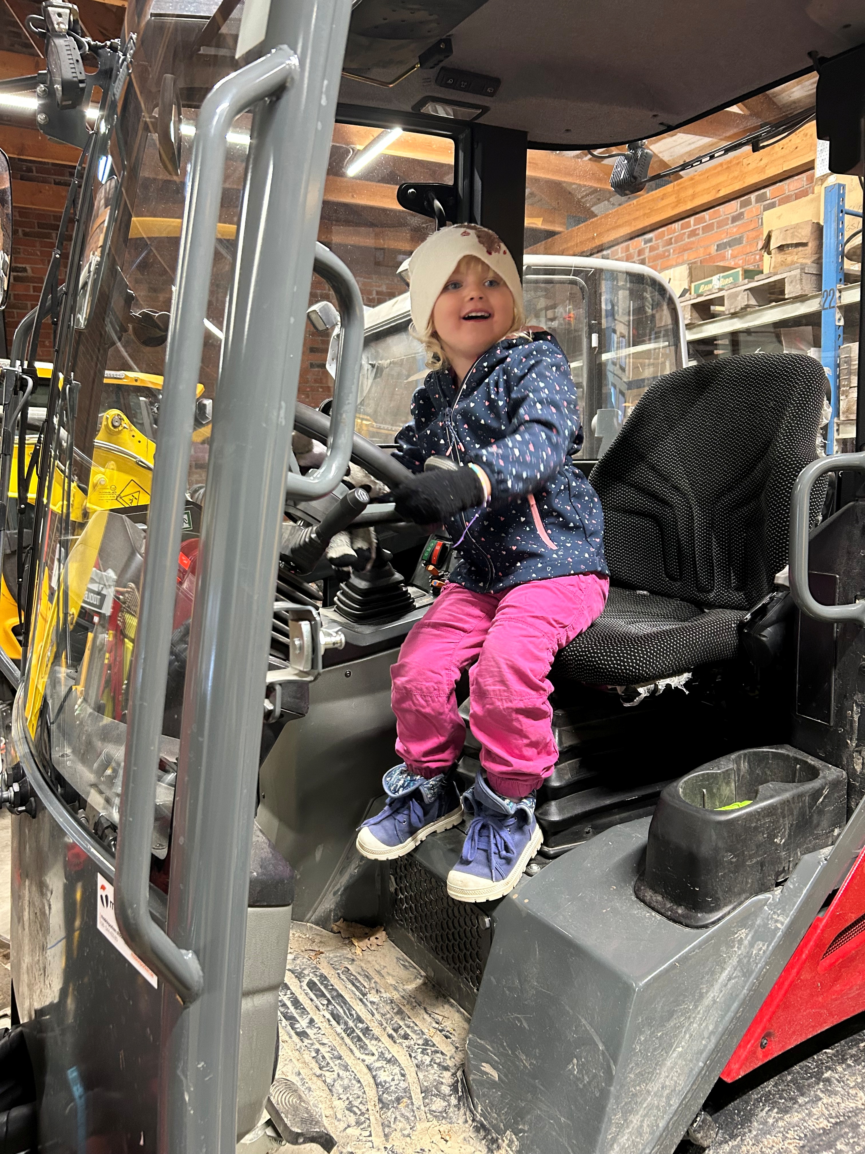Ett barn provsitter en traktor