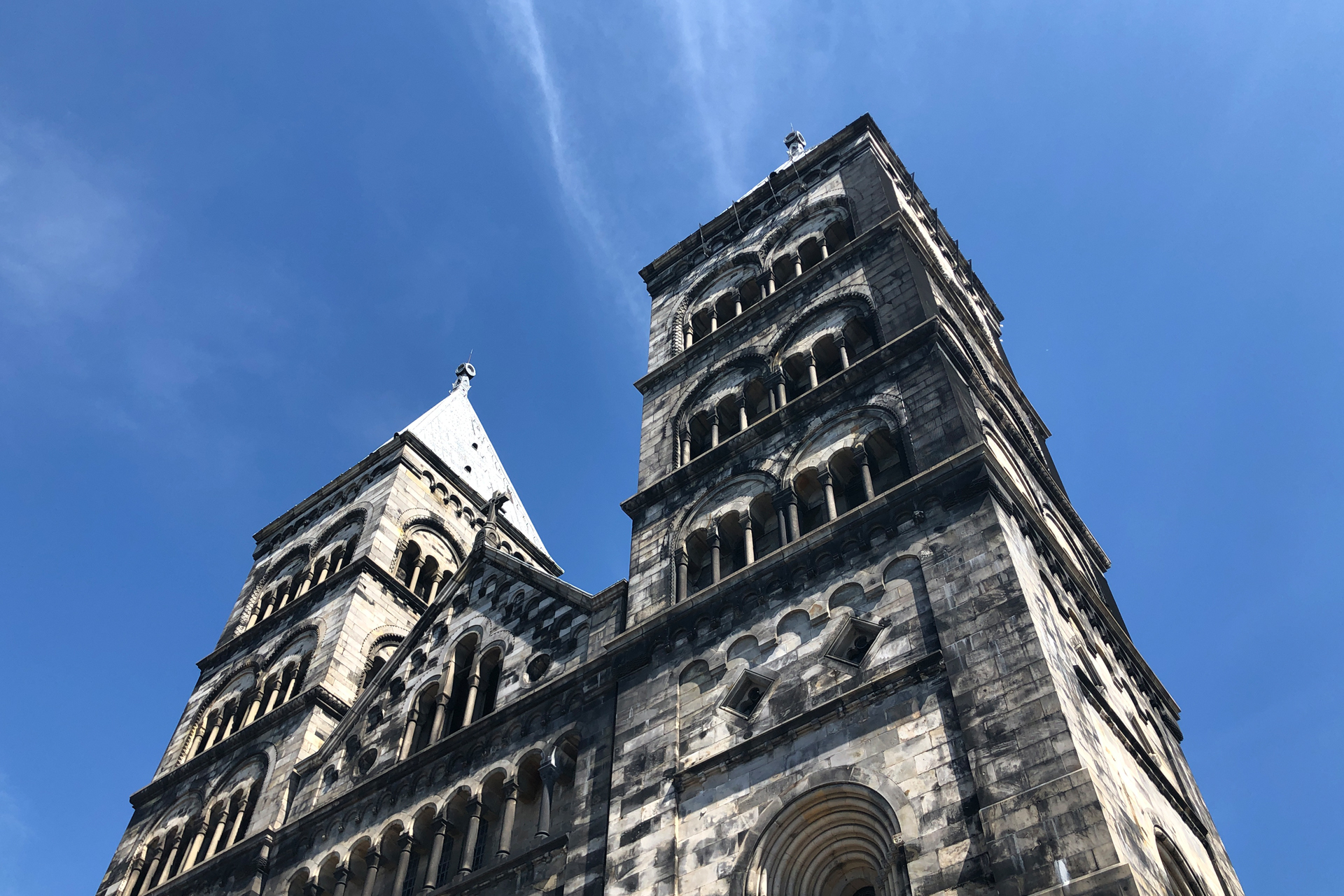 Lunds domkyrkas torn med klarblå himmel bakom.