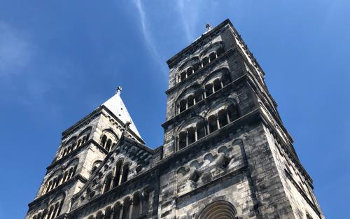 Lunds domkyrkas torn med klarblå himmel bakom.