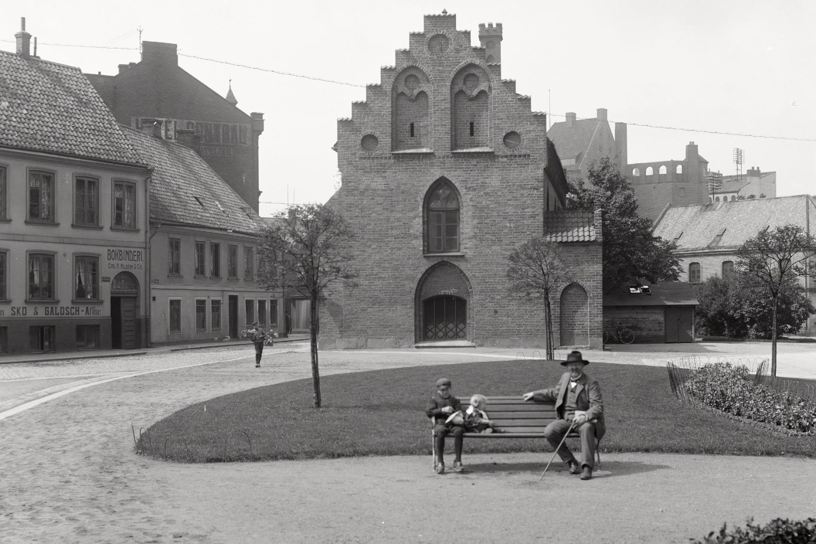 Äldre bild på Krafts torg utanför Lunds domkyrka