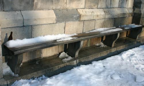 Snöklädda bänkar på domkyrkans södra sida.