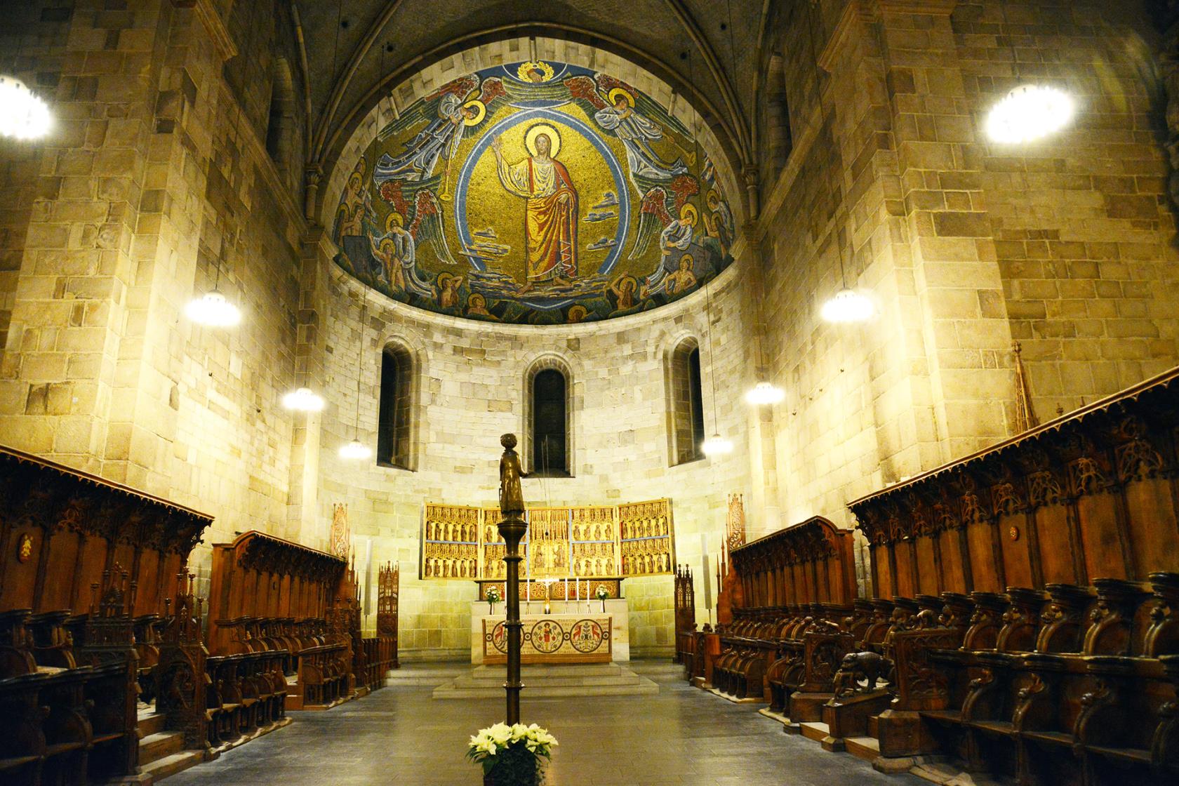 Högkoret med altaret, mosaiken, korstolar och St Laurentius.
