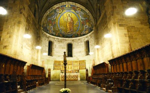 Högkoret med altaret, mosaiken, korstolar och St Laurentius.