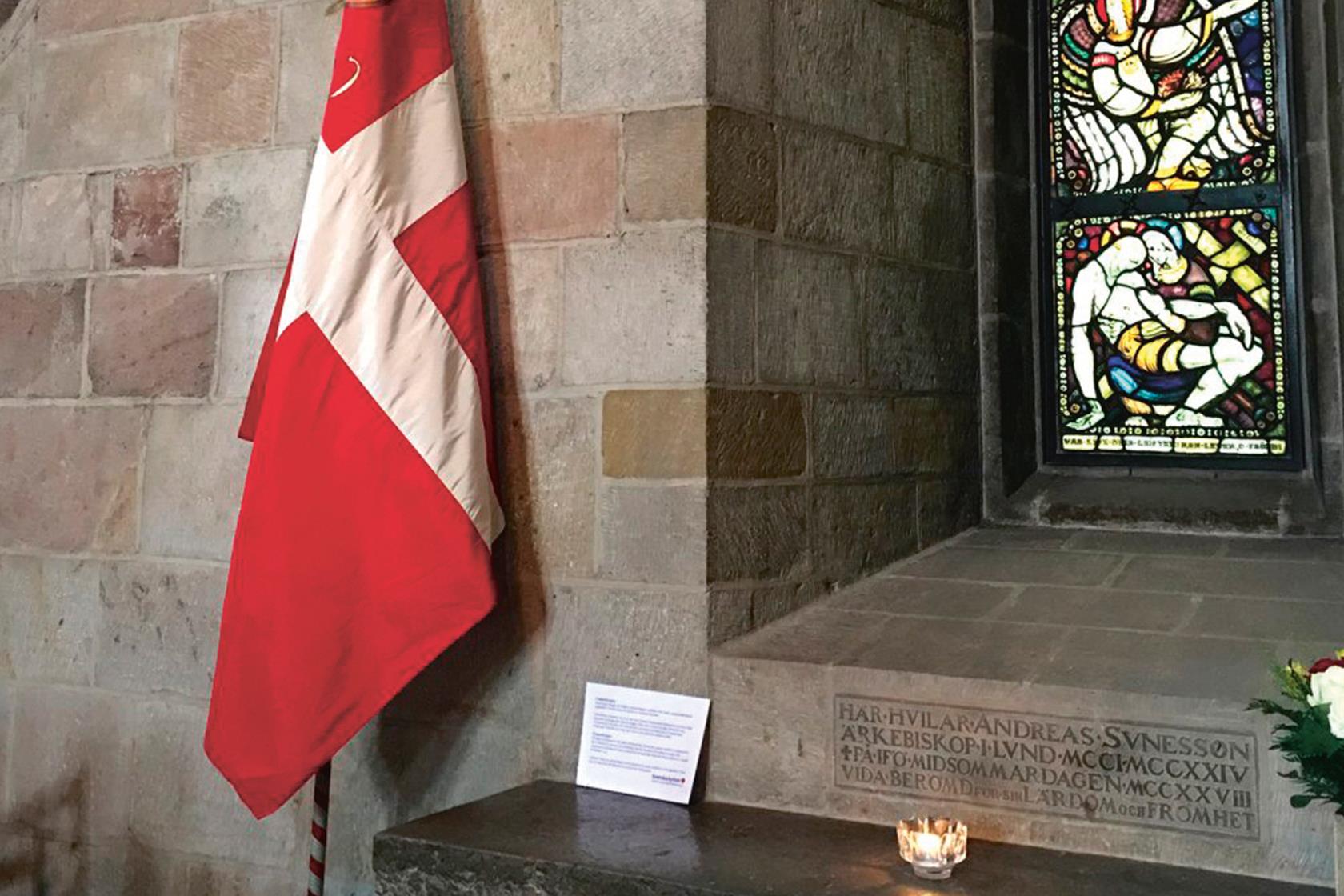 Dannebrogen ställs fram vid Sunesens sarkofag i Domkyrkan den 15 juni varje år.