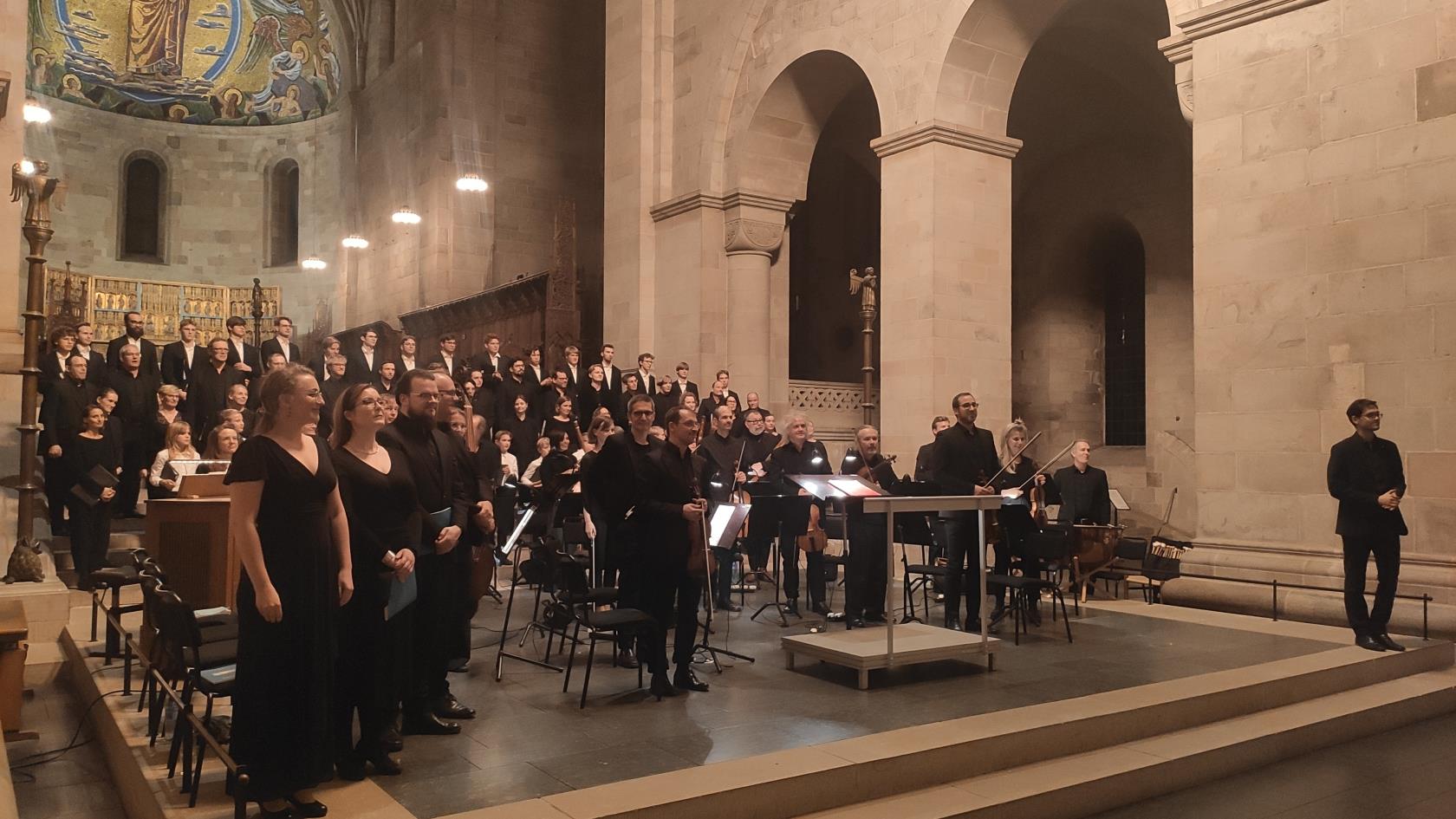 Körsångare med orkester i Domkyrkan.