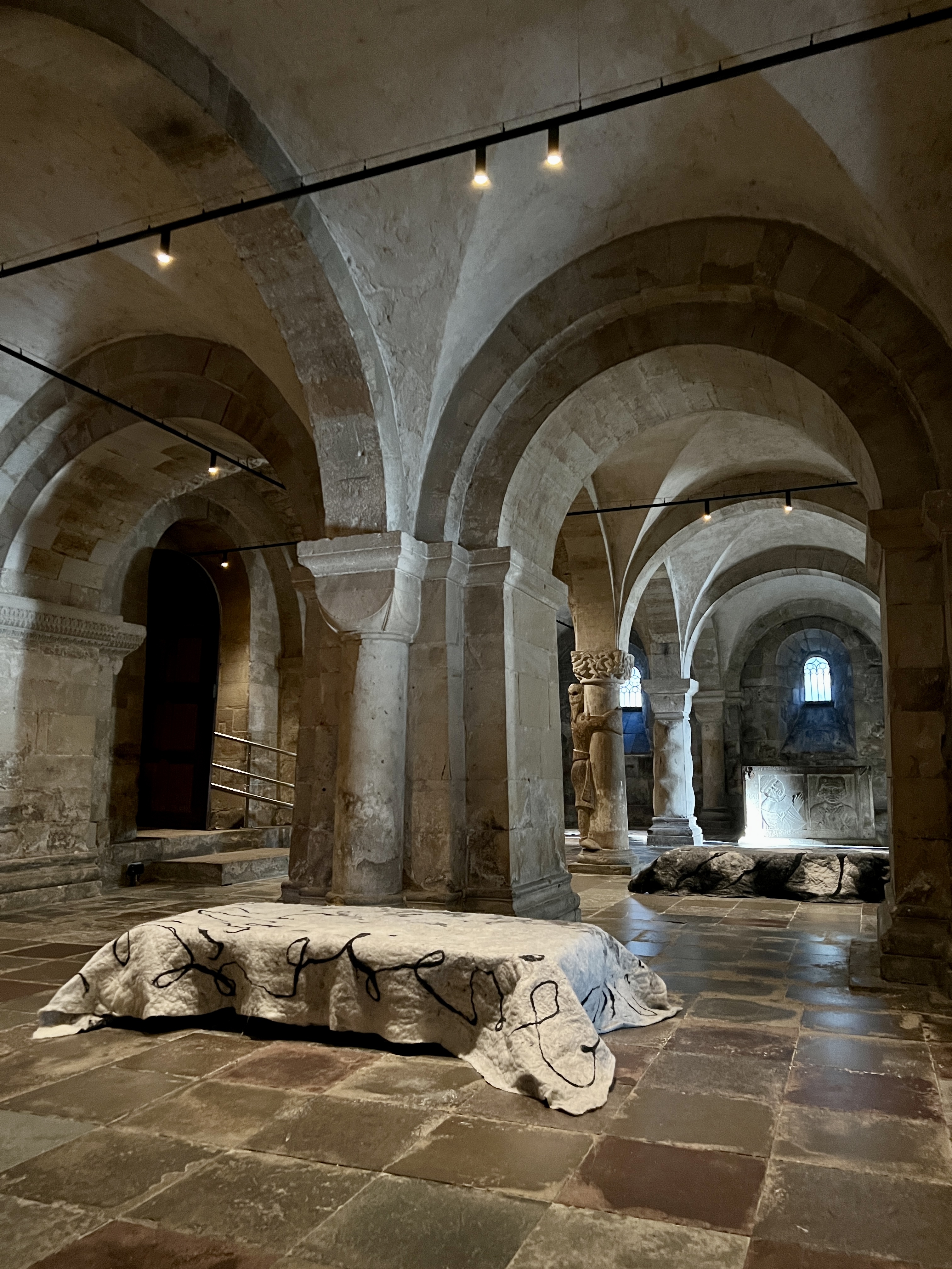 Ett tygstycke på en gravsten i kryptan.