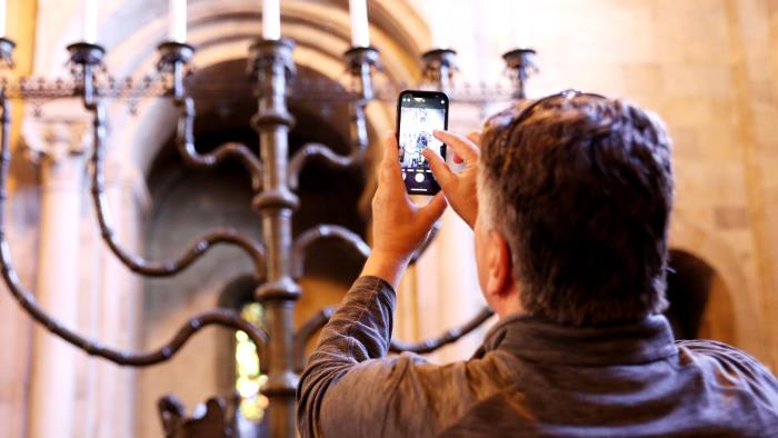 En man går digital rundtur i Lunds domkyrka