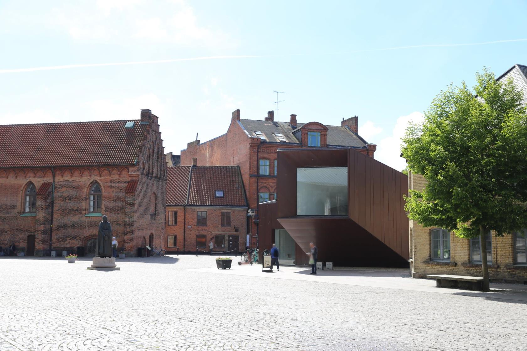 Domkyrkoplatsen binder ihop besökscentret Domkyrkoforum och Domkyrkan.