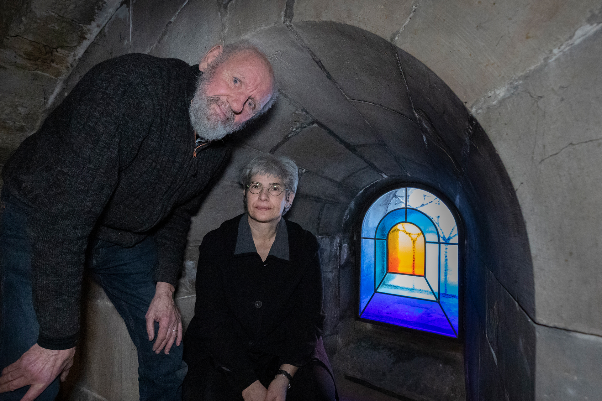 Glasmästare Per Hebsgaard och konstnär Erika Lagerbielke vid det nya konstglasfönstret i Domkyrkans krypta.