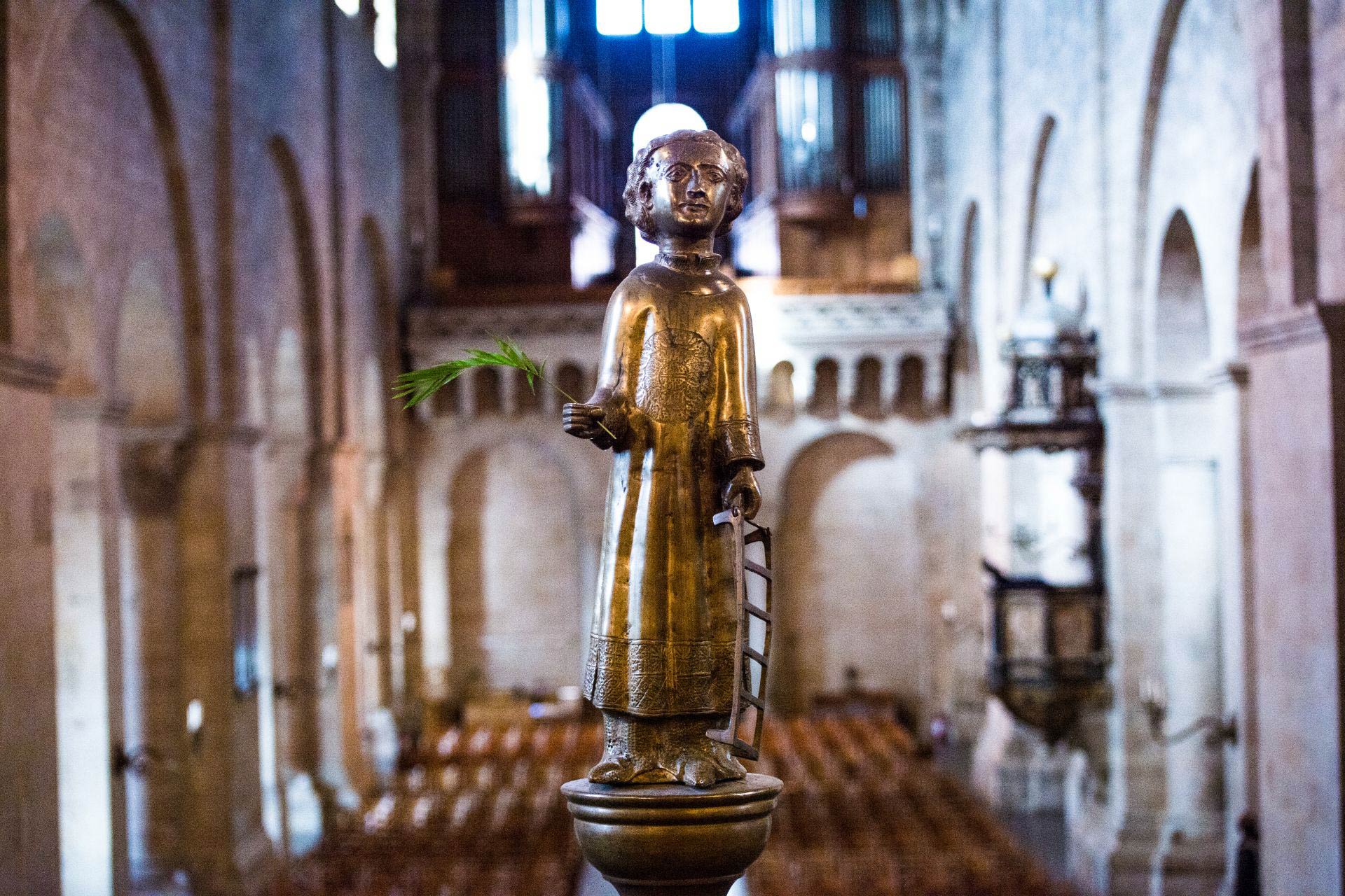 Bronsstaty föreställande Sankt Laurentius med halstret i vänstra handen och en palmkvist i den högra.