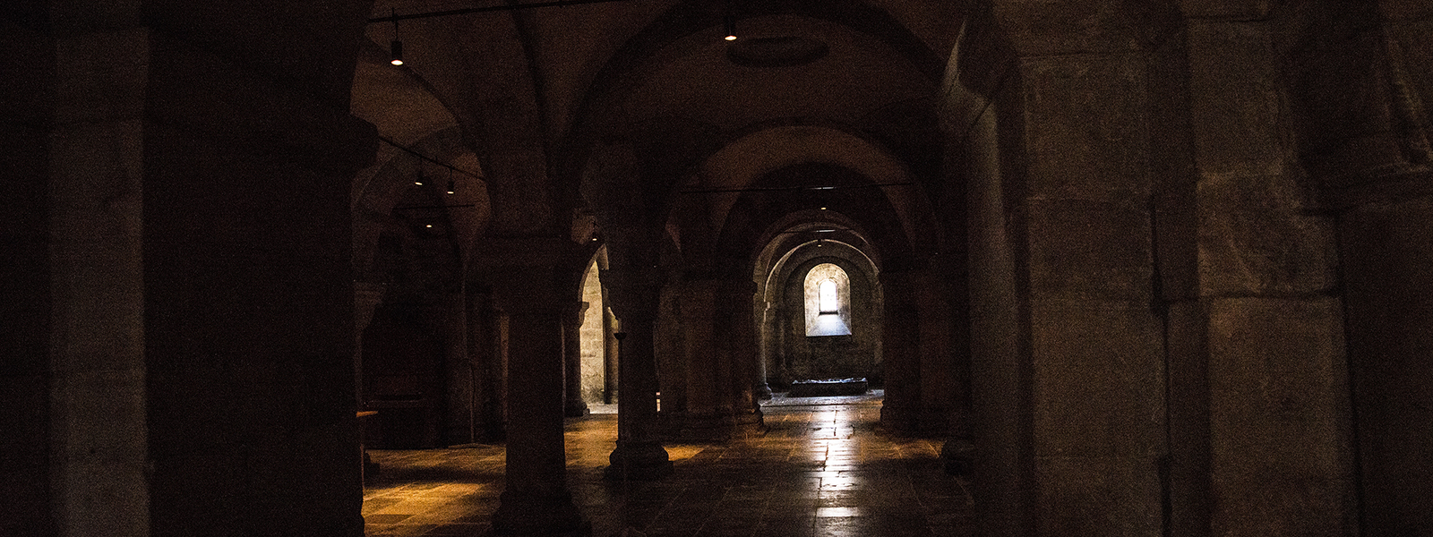 Mörka valv i kryptan.