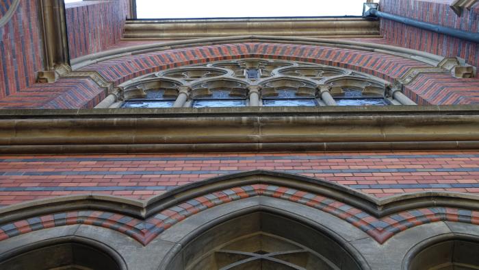 Bild på kyrkans fasad taget snett underifrån