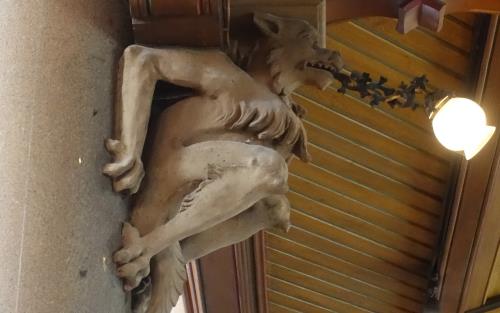 Bild på en gargoyle under läktaren som lamphållare