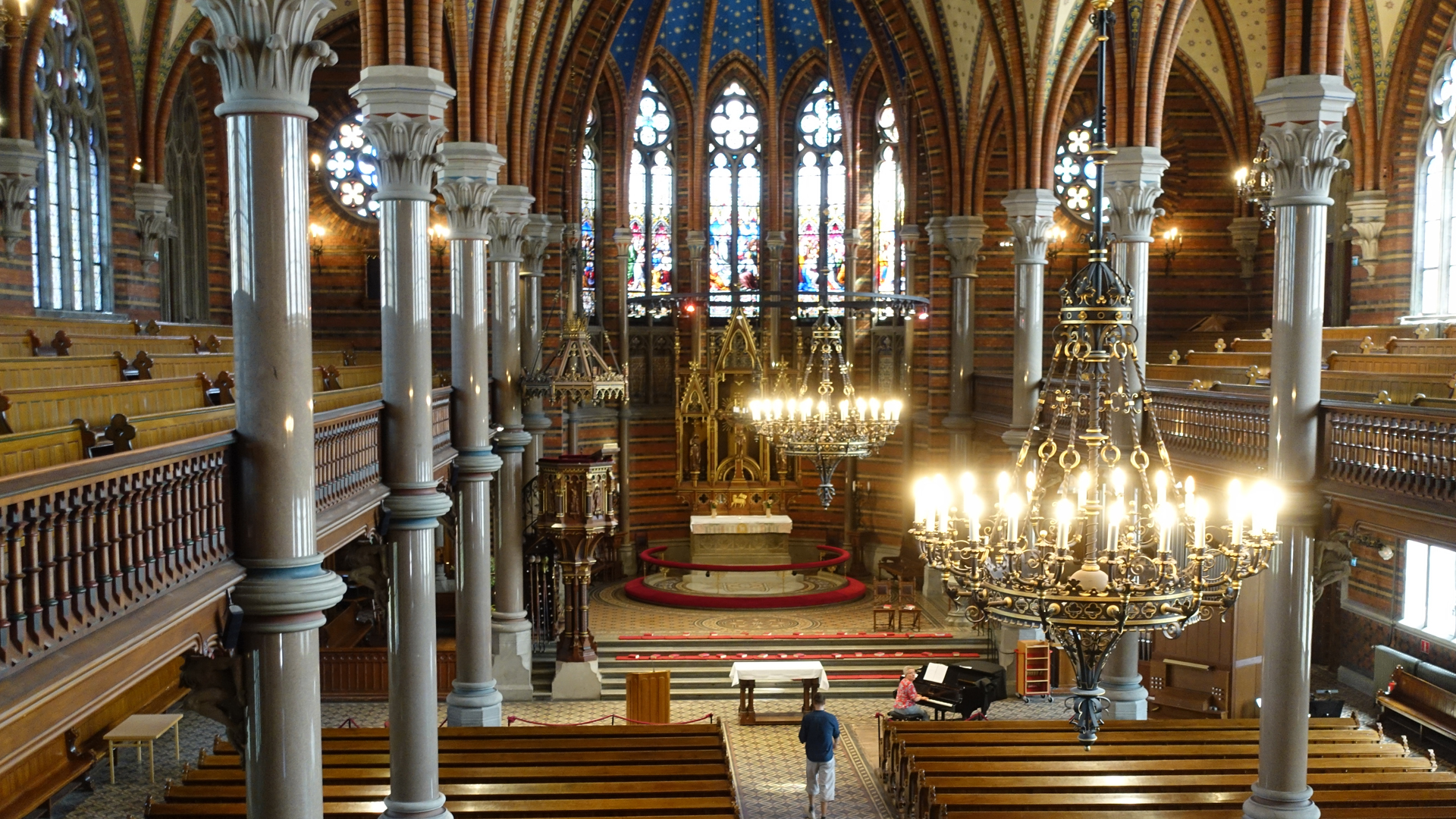 Bild tagen ut över kyrkorummet från orgelläktaren.