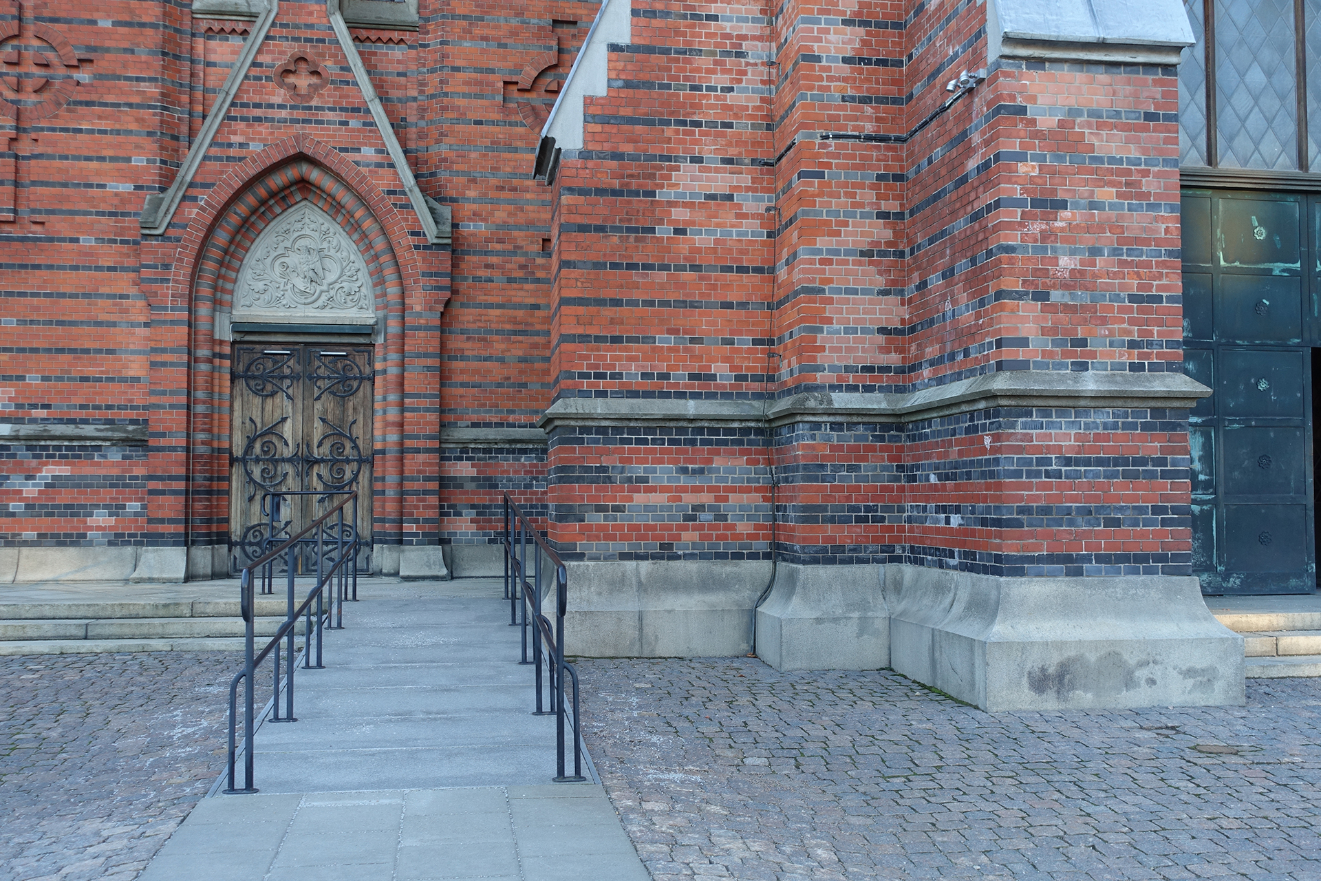 Bild på kyrkans ingången med ramp.