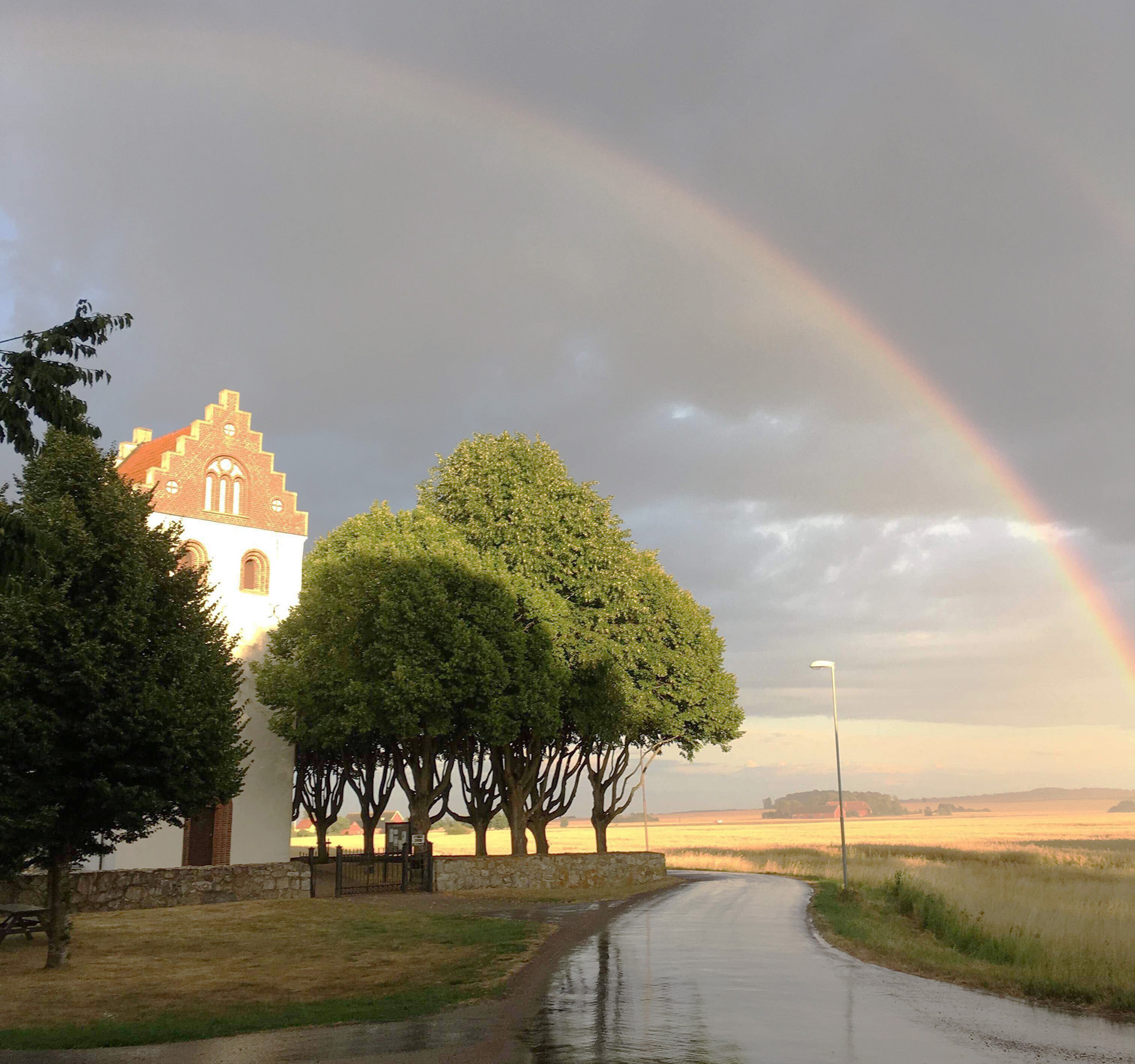 Regnbåge över Igelösa kyrka