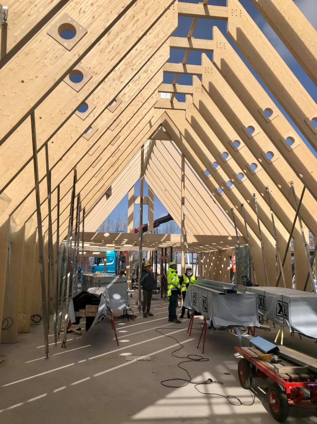 Byggandet av Torns församlingsgård takgavlar