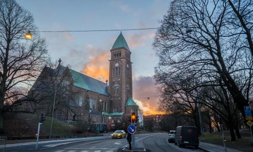 Vasakyrkan lever ett omfattande gudstjänstliv, där navet är den söndagliga högmässan, präglad av rik liturgisk och musikalisk gestaltning, en mötesplats för alla åldrar.
Även under veckan finns rika tillfällen till bön, lovsång och gemenskap för både barn och vuxna.