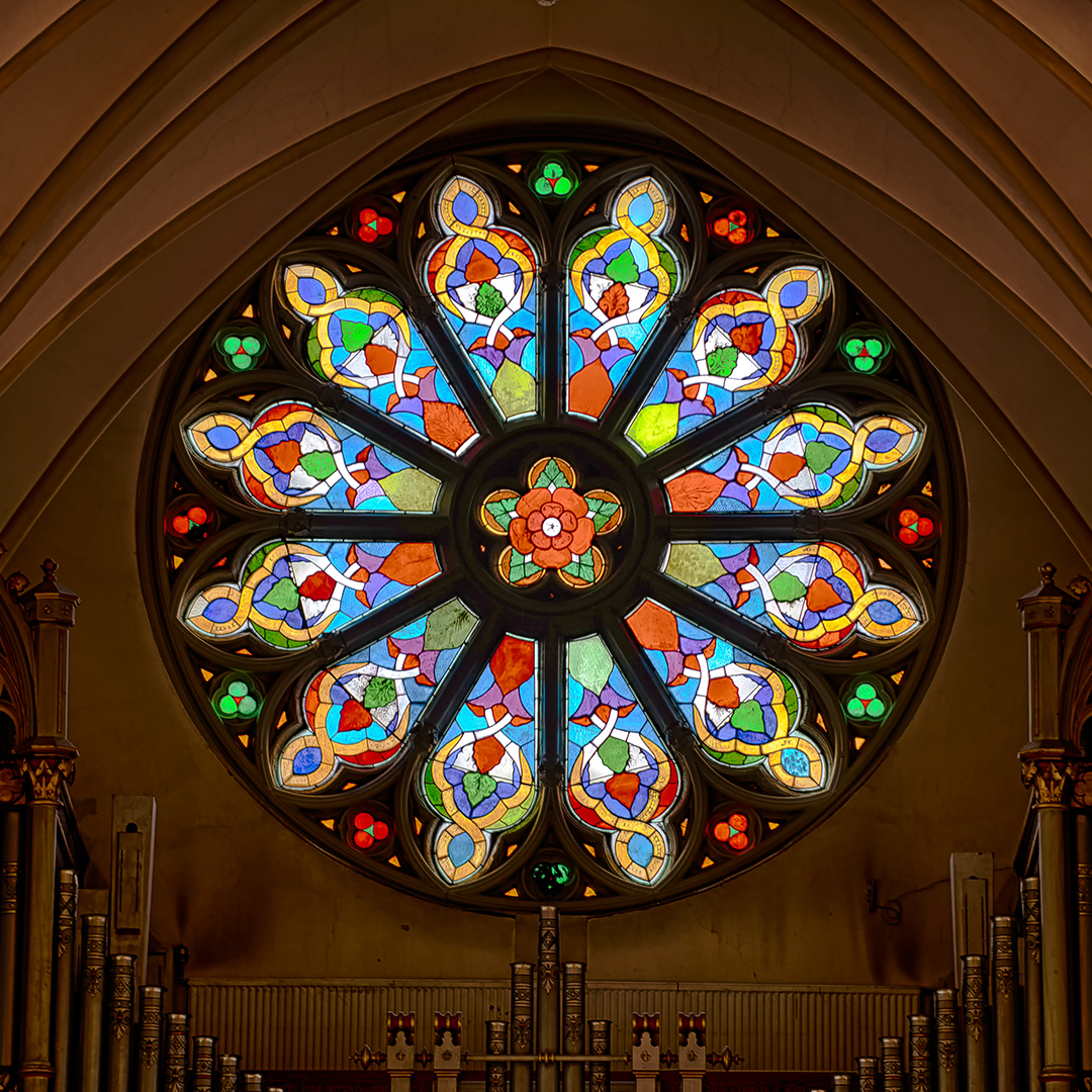 Det storslagna rosettfönstret ovanför orgeln.