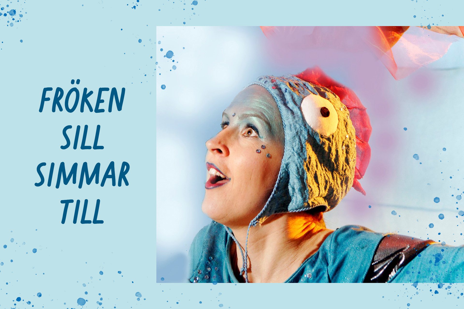 Cilla är utklädd till en blå fisk och ser glad och förvånad ut. Text i bild: Fröken sill simmar till.