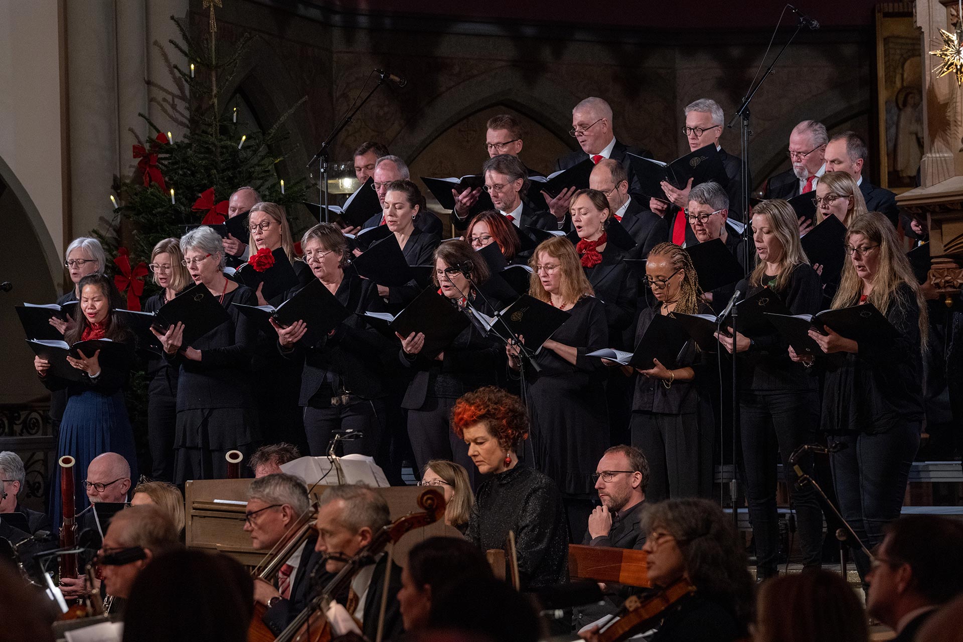 Kör och orkester i konsert. 