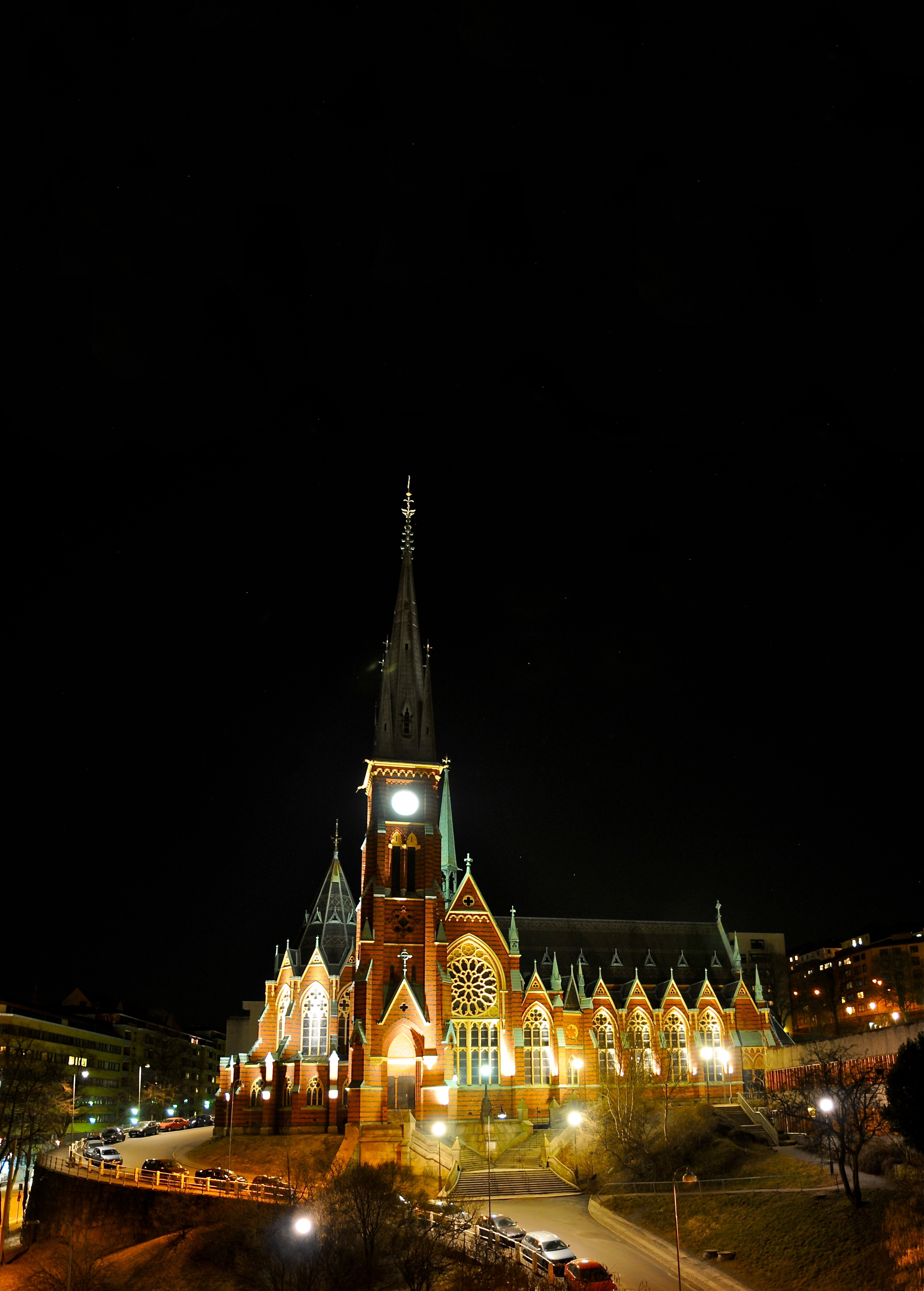 Oscar Fredriks kyrka en mörk kväll. Fasadbelysningen är på.