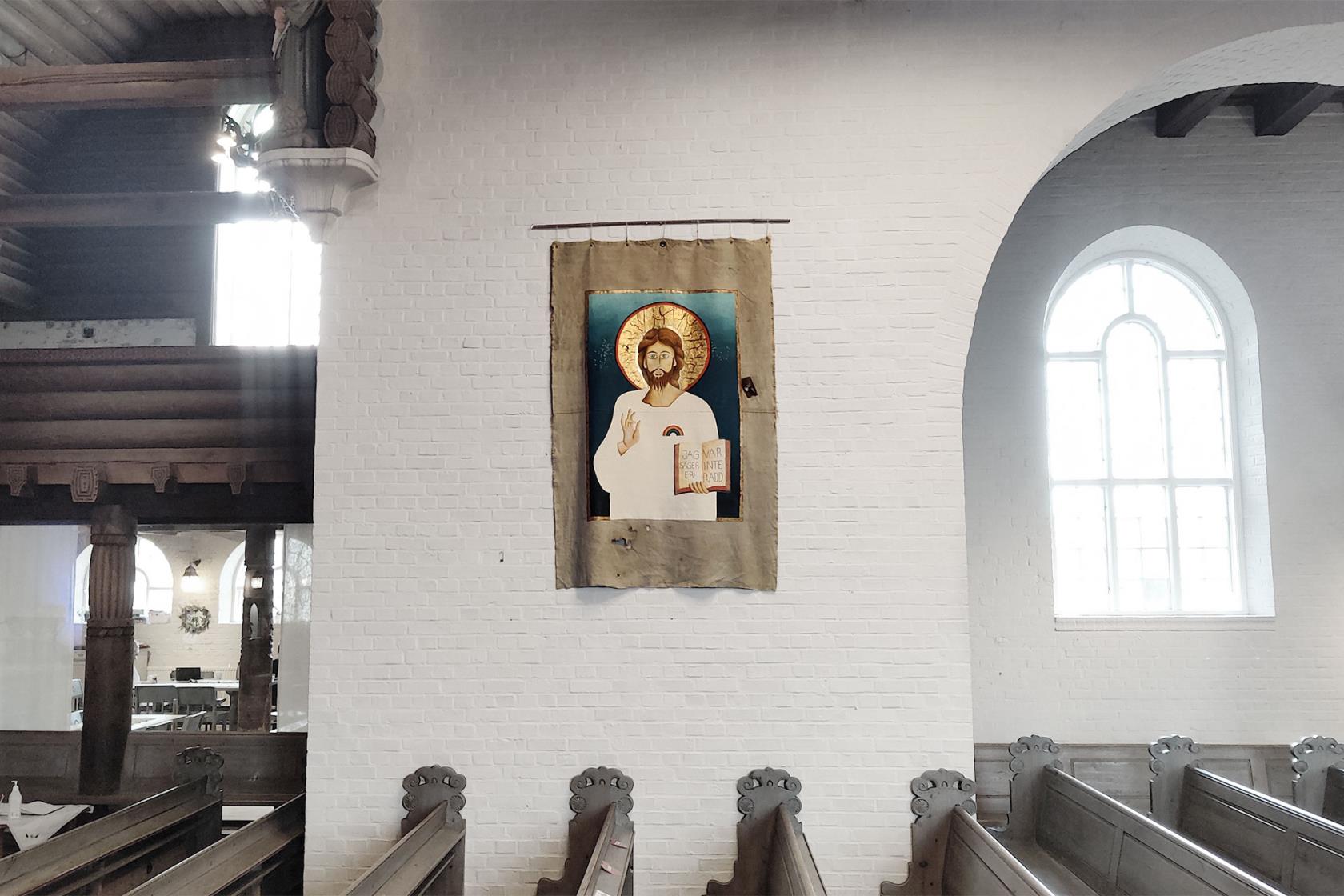 Interiör bild från Masthuggskyrkan med tavla av Mats Hermansson i fokus. 