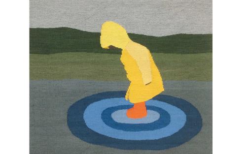 Bildväv som föreställer ett barn i gul regnkappa och orangea stövlar som ser ner i vattenpölen som hen står i. 