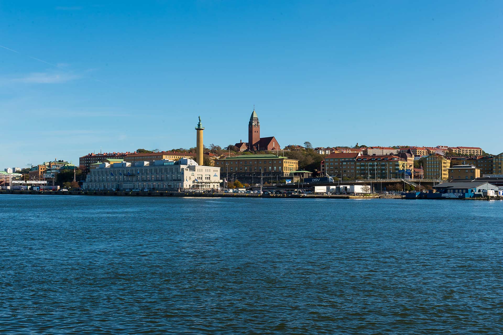 Utsikt över älven med Masthuggskyrkan i fonden. 