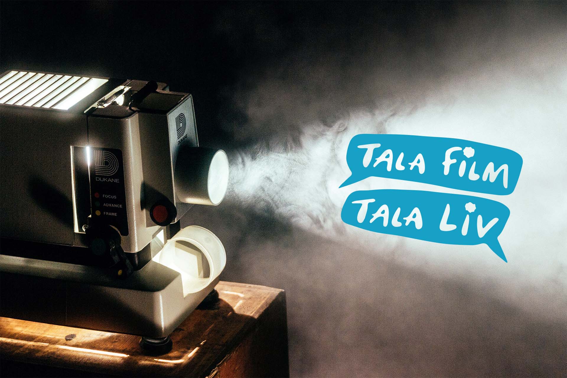 En gammal projektor. Ljuset från en filmvisning syns i ett rökmoln och texten "tala film-tala liv"..