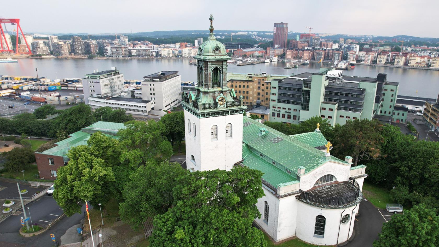 Drönarbild av Carl Johans kyrka.