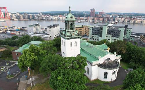 Drönarbild av Carl Johans kyrka.