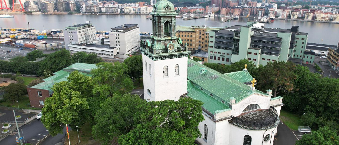 Drönarbild av Carl Johans kyrka.