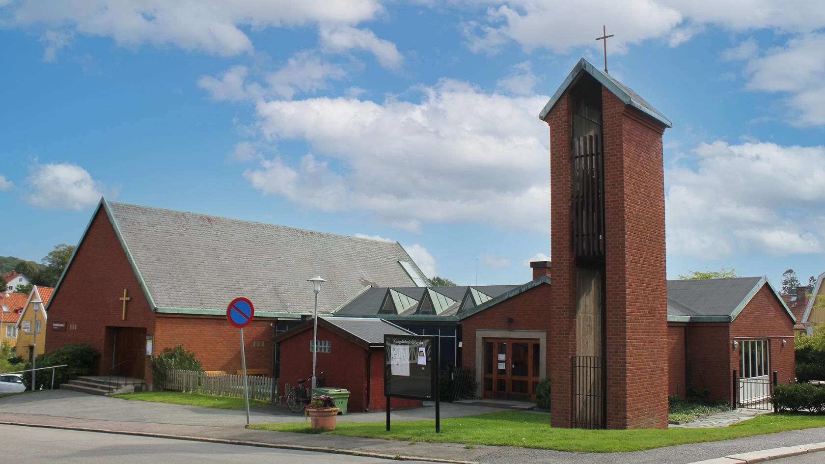 Kungsladugårds kyrka utomhus en solig dag.