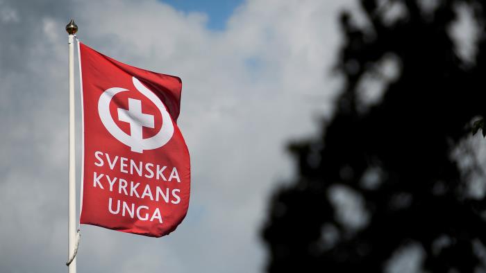 Svenska kyrkans ungas flagga är hissad i en flaggstång.