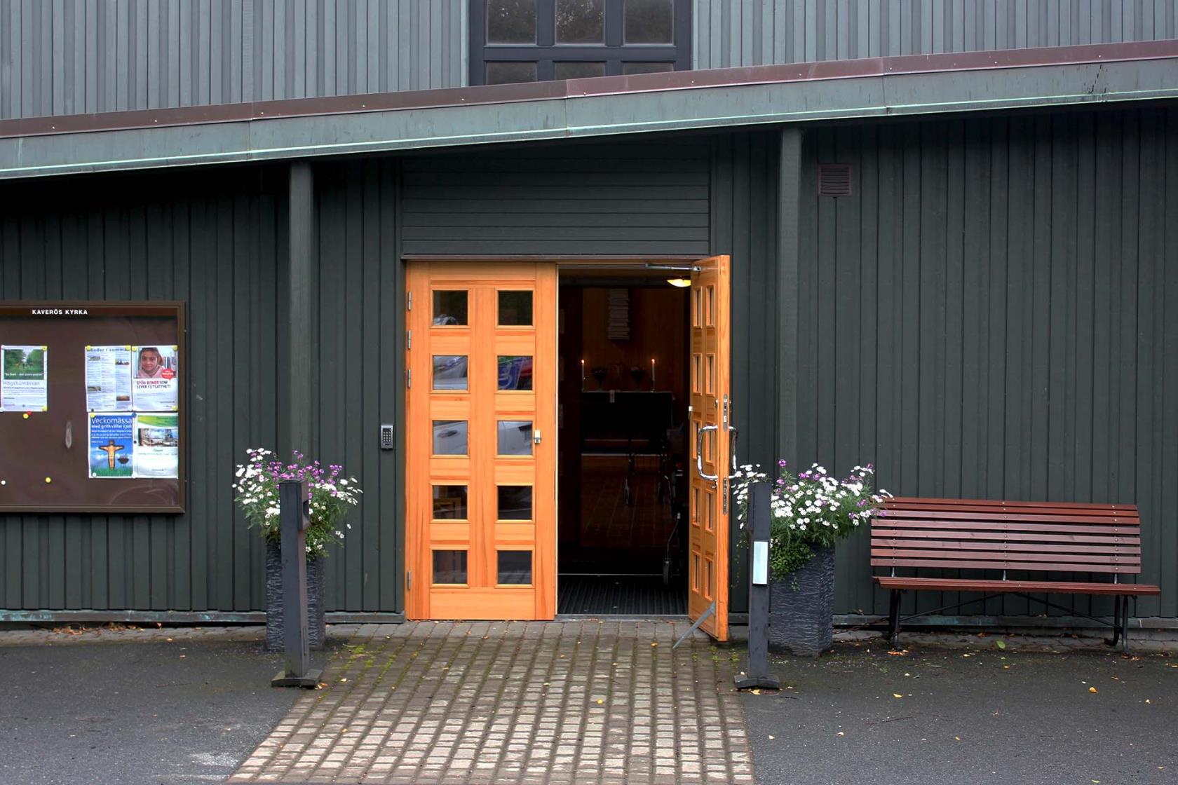 Dörrarna till Kaverös kyrka står öppna.