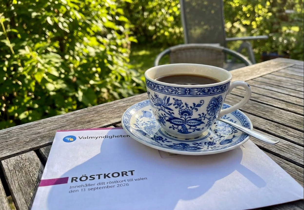 Ai-genererad bild med en kaffekopp i blåvitt mönster som står på ett röstkortskuvert på ett bord utomhus.