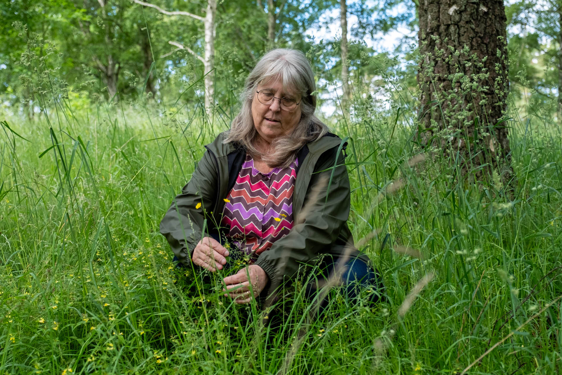 Kvinna sitter i gräset