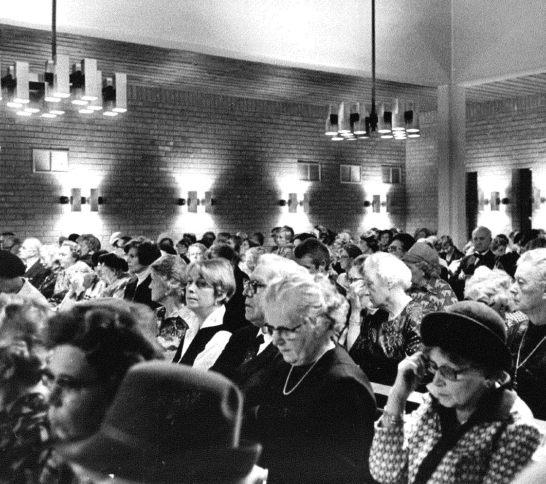 Svartvit bild över gudstjänstbesökare från invigningen 1976