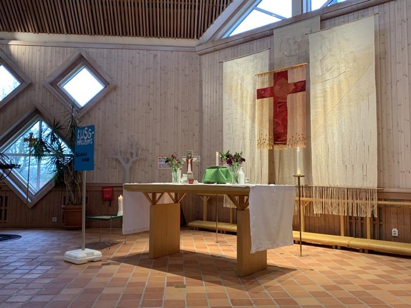 Billdals kyrka altare från sidan