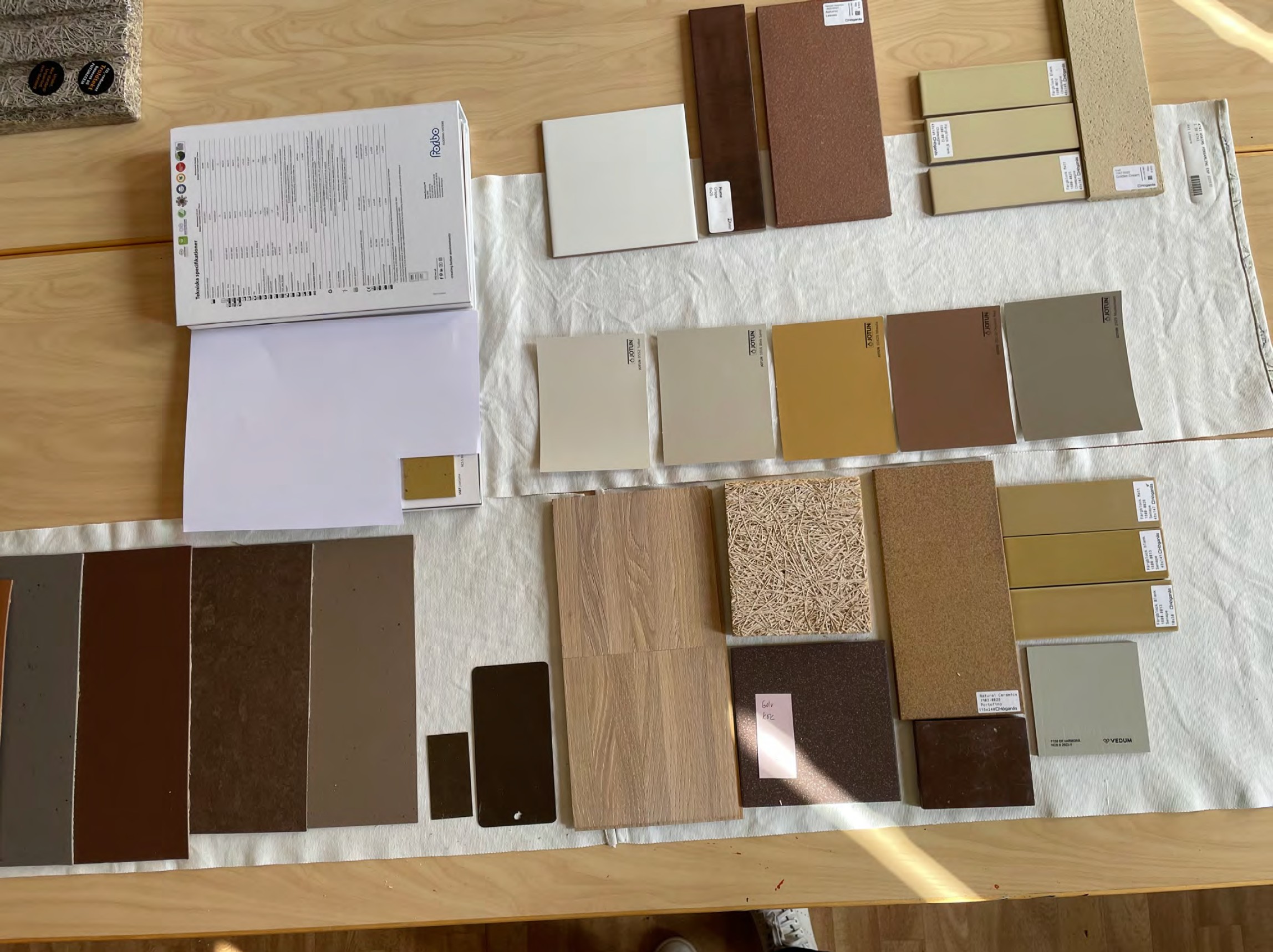 Moodboard med kulörprover och materialprover inför renovering