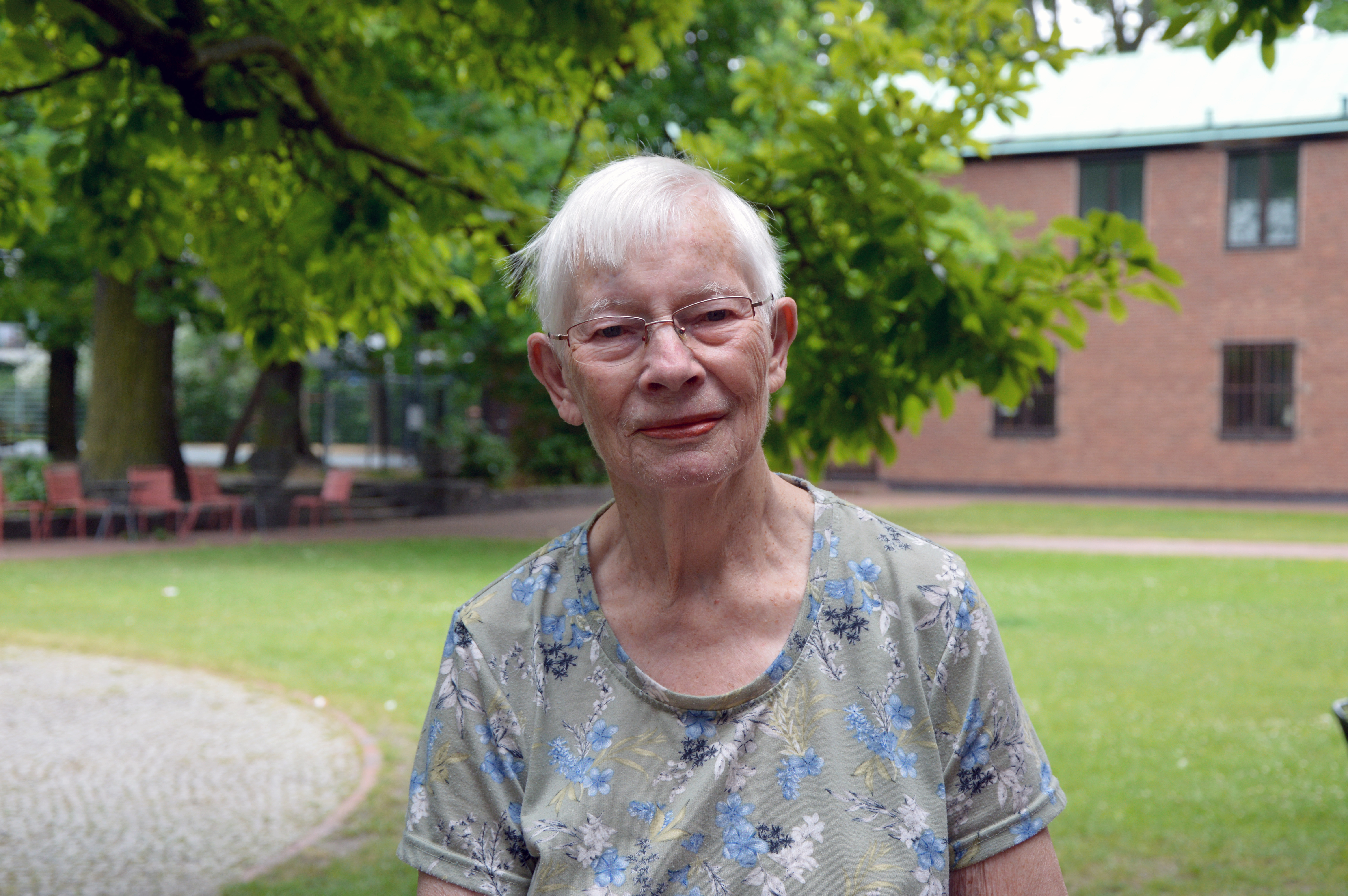 äldre kvinna i parken