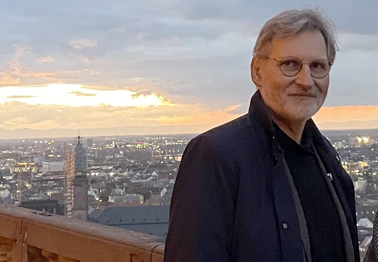 man med stadsvy i bakgrunden