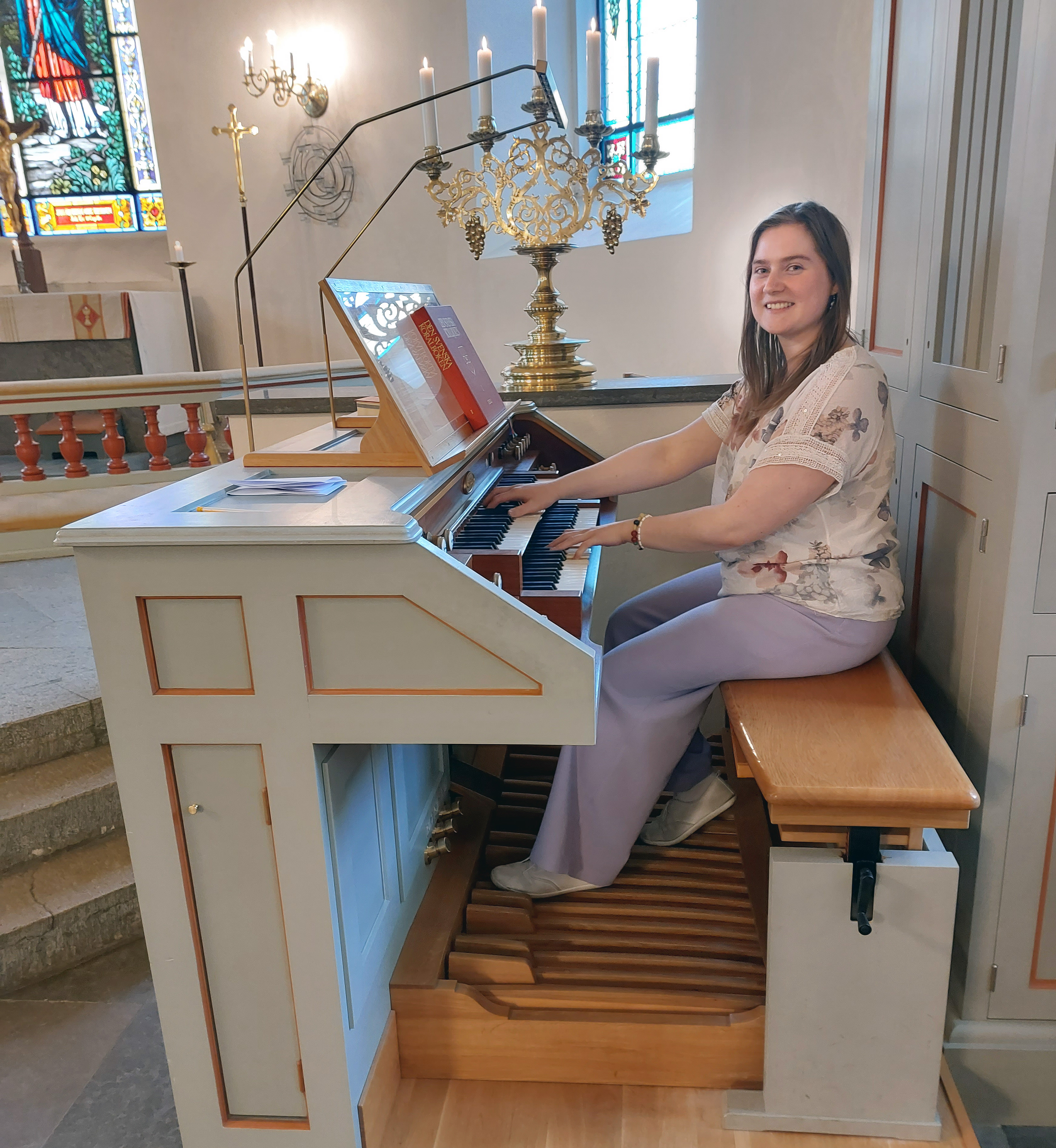 kvinna vid orgel i kyrka