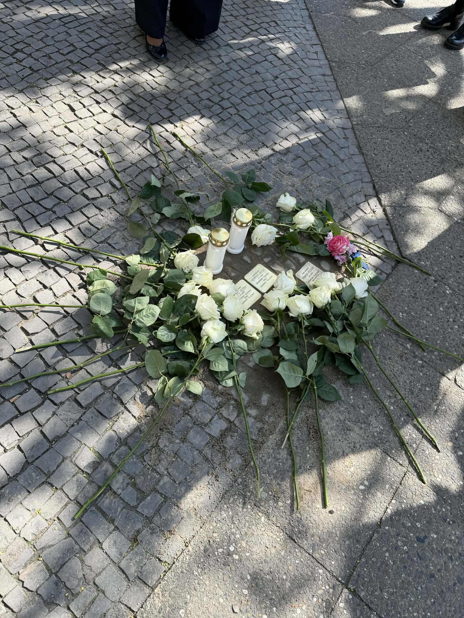 Syskonen Gertrud och Jacoby med systerdottern Margas snubbelstenar utanför Landhausstr. 25 (grannhus med Svenska kyrkan).