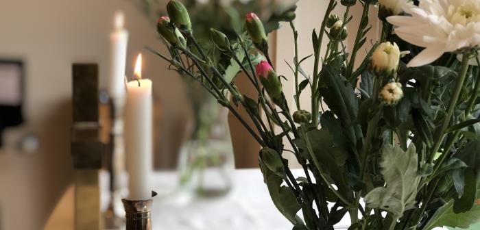 Vi firar gudstjänst varje söndag kl. 11.00. På onsdagar kl. 19.00 firar vi veckomässa.